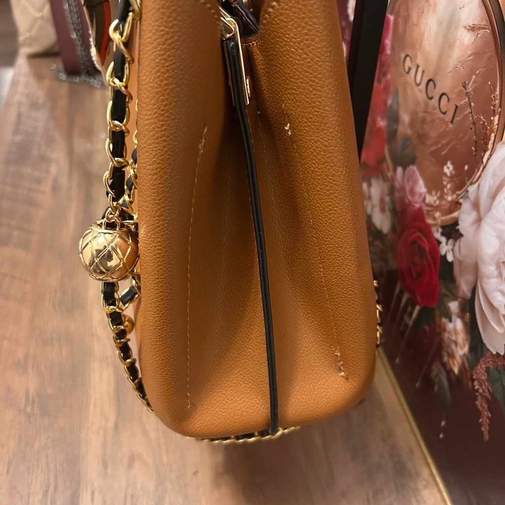 Elegant Tan Handbag with Chain Strap - Picture 8 of 9
